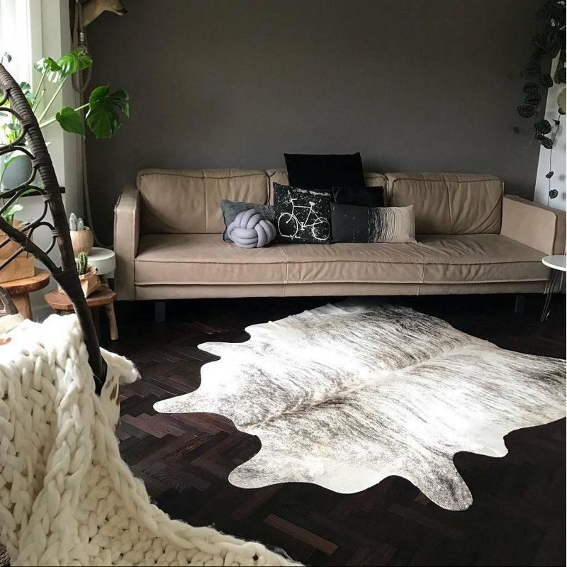 Tapis en cuir de vache clair Fraher, Nouveauté : 5 pi 6 po x 6 pi 6 po