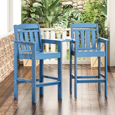 De 2 chaises hautes bleues, texture de grain de bois, plateau amovible, trou de parasol, idéal pour la cour arrière et le patio convenant au balcon