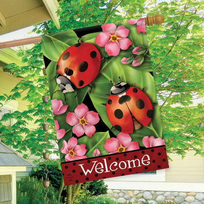 Drapeau de maison de coccinelles sur feuilles