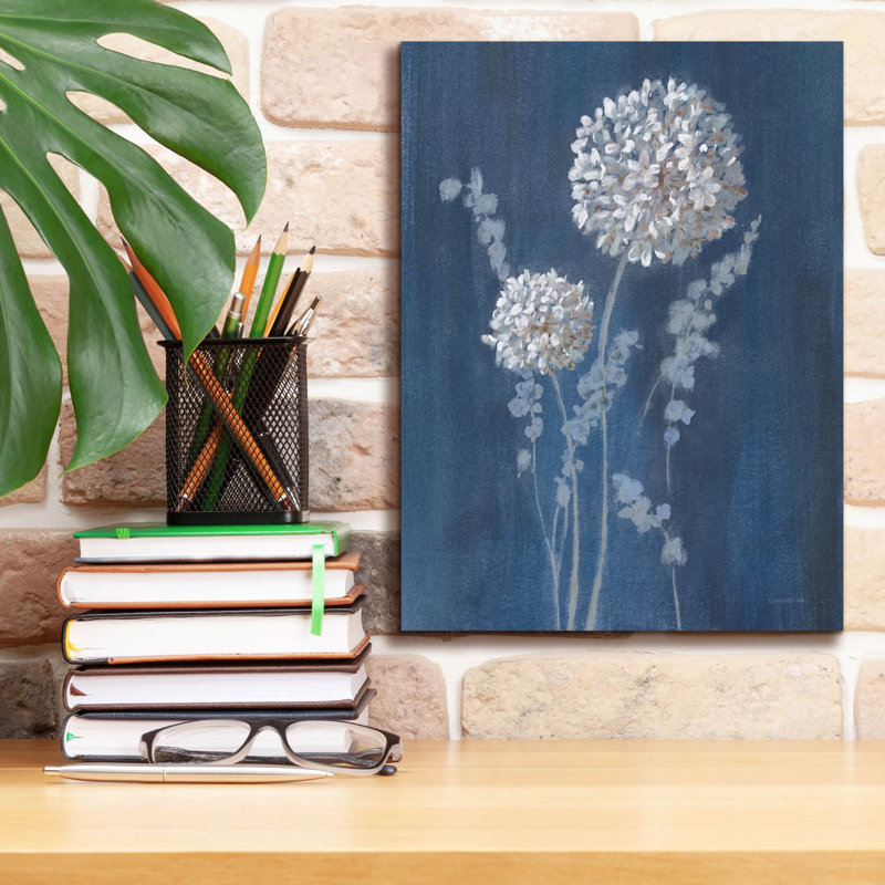 «Airy Blooms 1 Dark Blue» par Danhui Nai, art mural sur toile, H 16 po x l 12 po