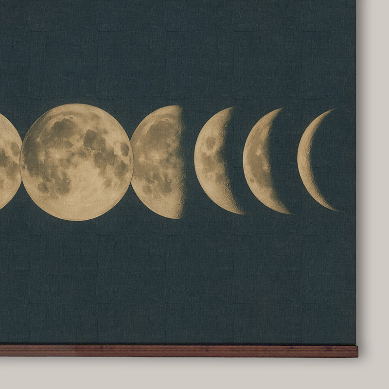 Tenture murale en toile - cycle lunaire doré sur bleu profond avec cintre en bois, H 40 po x l 60 po