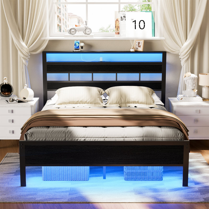 Structure de grand lit avec tablettes à 2 niveaux, lit plateforme moderne avec station de charge et lumière DEL, pas de sommier nécessaire