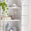 Blanc massif + bois manufacturé + vitrines