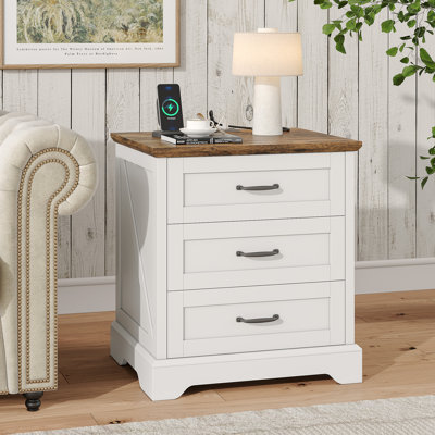 Table de chevet avec station de charge Farmhouse, table de chevet 3 tiroirs, table de bout de 22 po de largeur pour chambre à coucher, salon