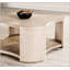 Table basse de style moderne avec rangement ouvert et roulettes, structure en bois d'hévéa au fini chêne pour une utilisation polyvalente