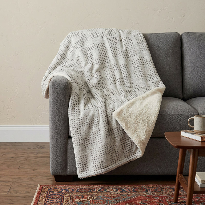 Jeté 50 po x 70 po en polyester tissé beige et gris anthracite