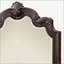 Exquis miroir orné d'acajou avec des détails complexes et du verre biseauté, un ajout intemporel à tout décor intérieur.