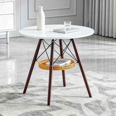 Table de salle à manger circulaire de 31,5 pouces de diamètre, plateau de table en panneau de fibres à densité moyenne blanc, pieds en bois massif de noyer, avec structure de panier de rangement suspendue. Une table basse décontractée pouvant accueillir de 2 à 4 personnes.