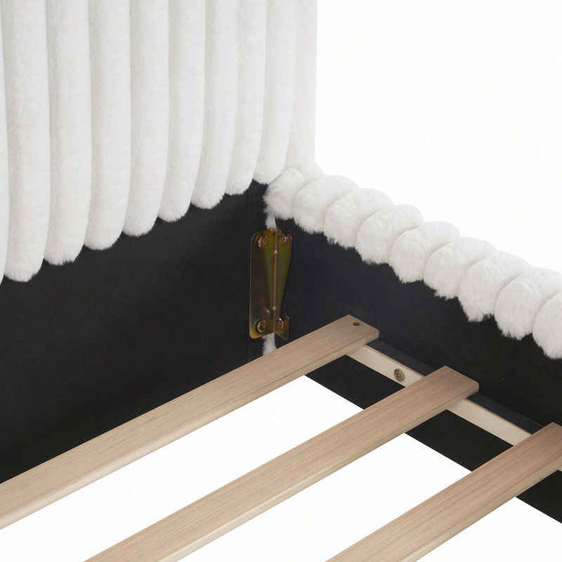 Lit tapissier Sleek Boucle avec tête de lit ondulée et coutures verticales, Très grand lit