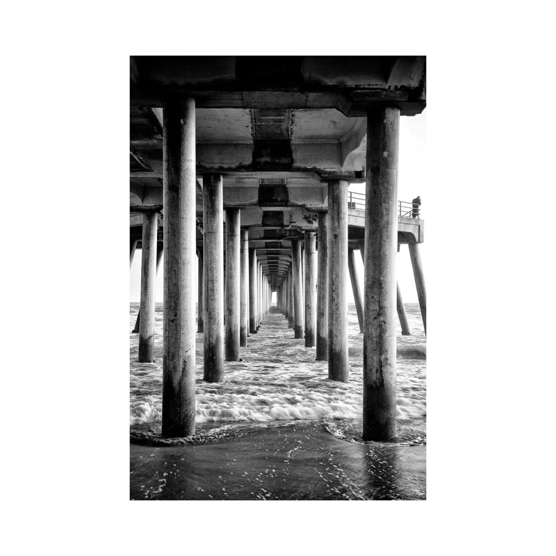 «Black California Series - Under Under Huntington Beach Pier» par Philippe Hugonnard - reproduction de photo sur toile tendue