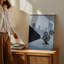 Toile, création d'un design monochromatique minimaliste mettant en vedette un grand projecteur d'art mural au premier plan-1573090818