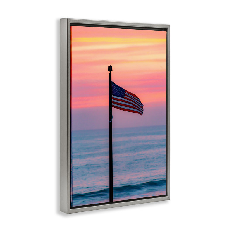 Cadre flottant du drapeau américain contre le coucher du soleil, design par Jeff Poe, H 31 po x l 21 po