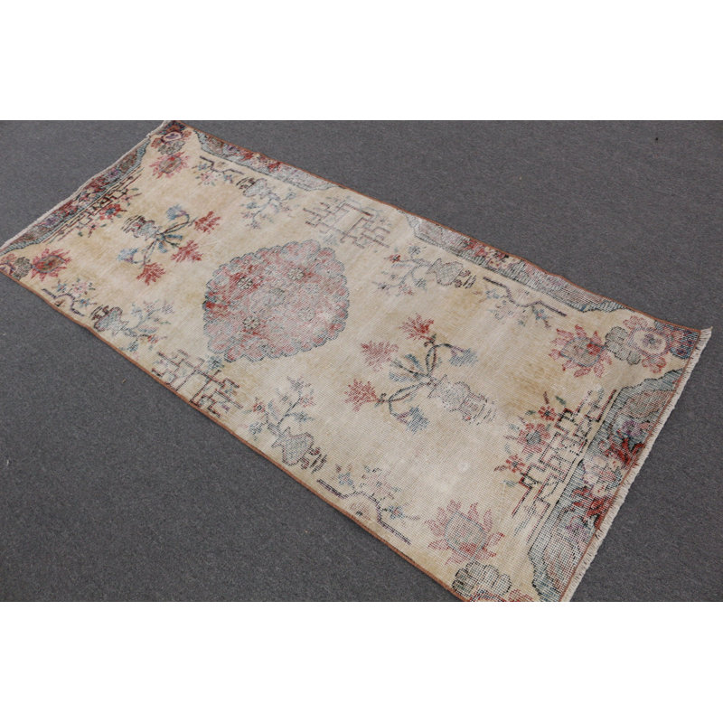 Tapis beige rétro parfait pour la chambre à coucher ou l'entrée de bureau offrant une touche d'élégance antique