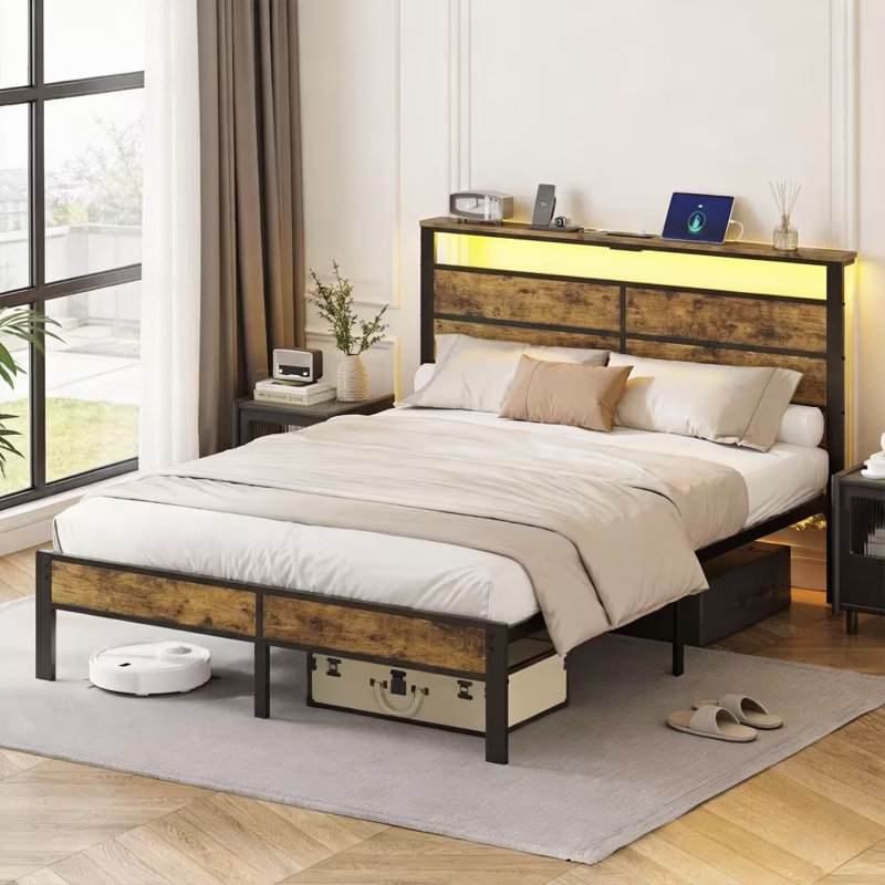 Base de lit avec station de charge, tête de lit avec rangement et lumières à DEL, lit plateforme industriel avec lattes en métal