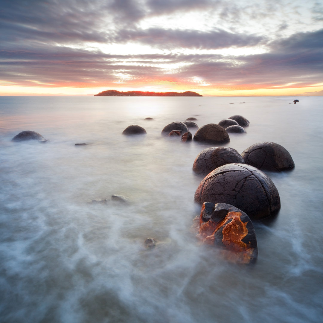 Moeraki Boulders von Piskunov - Druck auf Leinwand ohne Rahmen