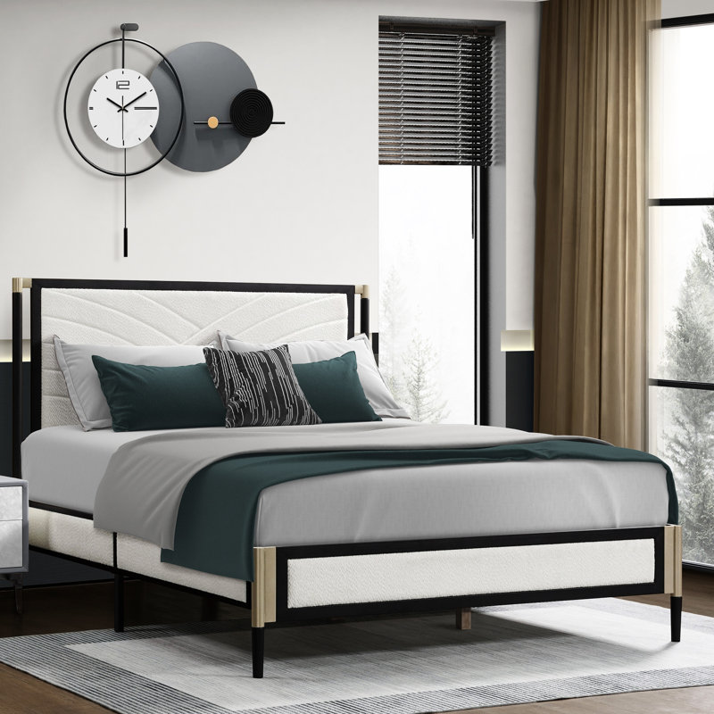 Grand lit avec tête de lit en tissu blanc bouclé, cadre champagne argenté et noir, lattes silencieuses pour un sommeil réparateur, structure en métal de 800 lb, système de plateforme de tête de lit assemblée dans la chambre à coucher Quiet Nights,