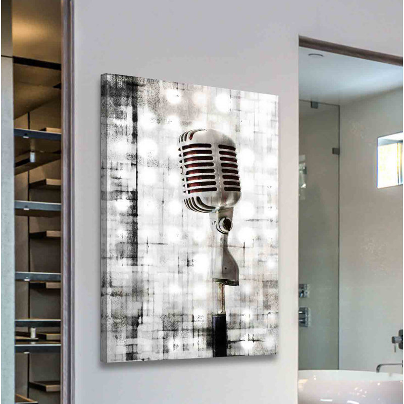 «Mic», reproduction sur toile tendue, H 36 po x l 24 po x P 1,5 po
