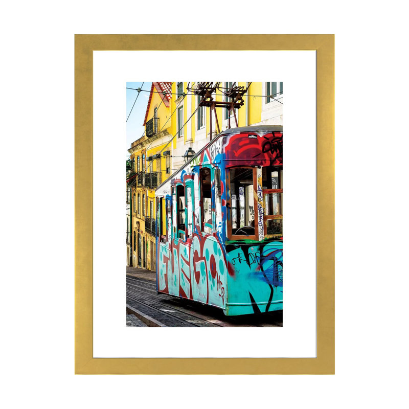 Impression de photo « graffiti tramway Lisbon » par Philippe Hugonnard, Blanc, H 32 po x l 24 po x P 1 po