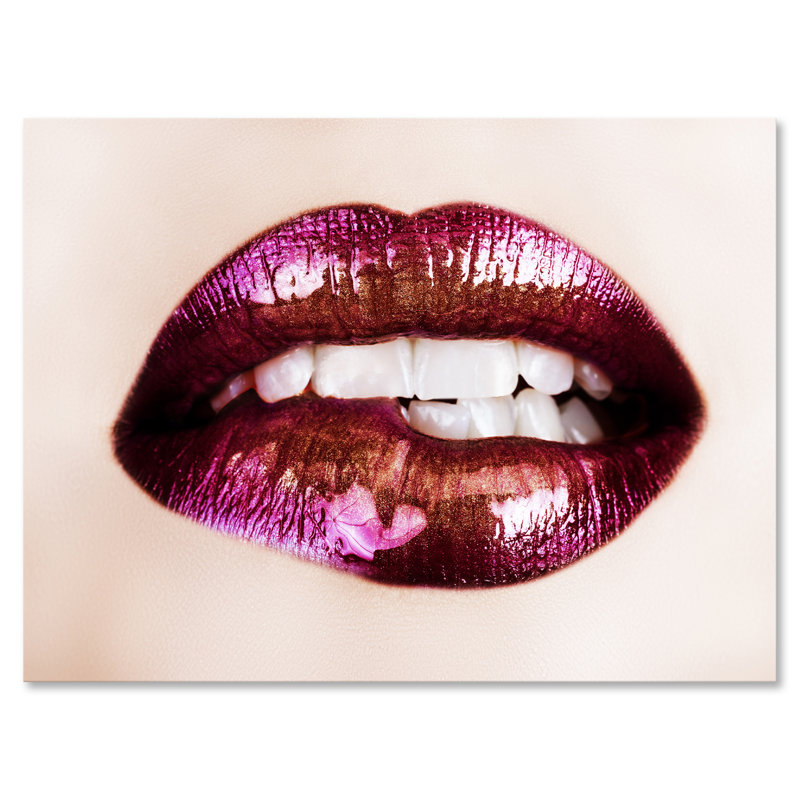 Gros plan sur des lèvres mauves - photographie sur toile, H 30 po x l 40 po x p 1 po, Toile tendue