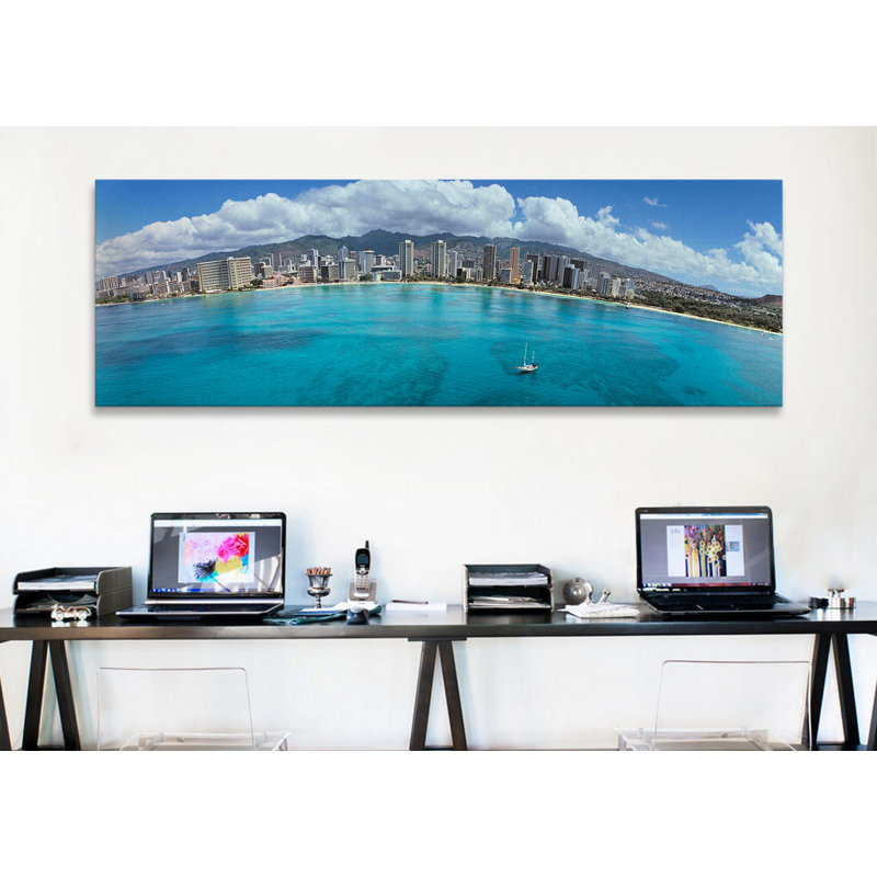Bâtiments au bord de l'eau, Honolulu, Oahu, Hawaï - impression sur toile tendue, H 20 po x l 60 po x P 1,5 po, Toile tendue