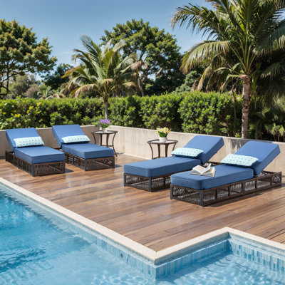 Chaise longue de patio en rotin 4 pièces avec 2 tables d'appoint, méridienne en osier d'extérieur avec dossier réglable, coussin et coussin amovibles, chaise longue inclinable pour le balcon au bord de la piscine