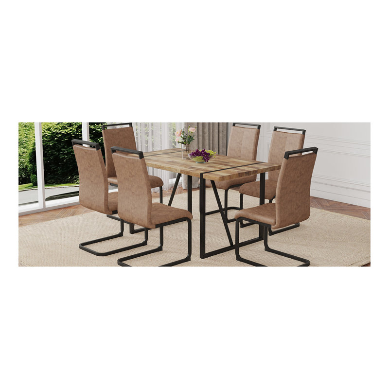 Ensemble de table et de chaises.Une table de salle à manger rectangulaire rétro minimaliste avec un plateau texturé et des pieds en métal noir. Des chaises en tissu brun avec des pieds arqués noirs.