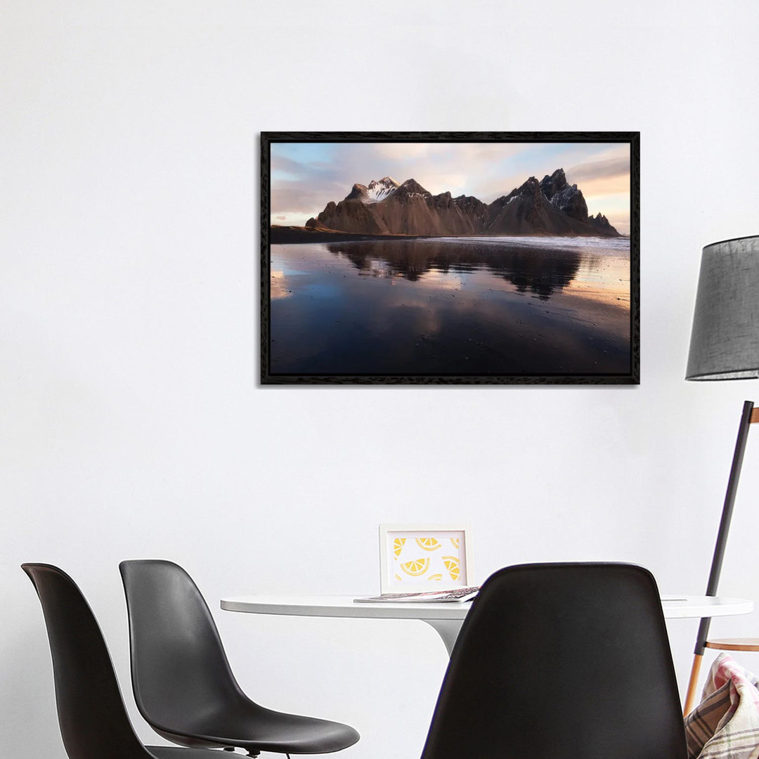 Stokksnes Beach Reflection von Daniel Gastager - Galerie-umwickelte Leinwand Giclée auf Leinwand