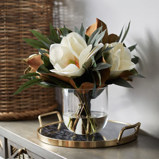 Ensemble de larges fleurs de Magnolia et d’eucalyptus en forme de vase rond en verre
