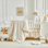 Ensemble de literie pour lit de bébé 3 pièces à rayures touffetées avec frange à volants, édredon à volants beige avec drap-housse et jupe de lit