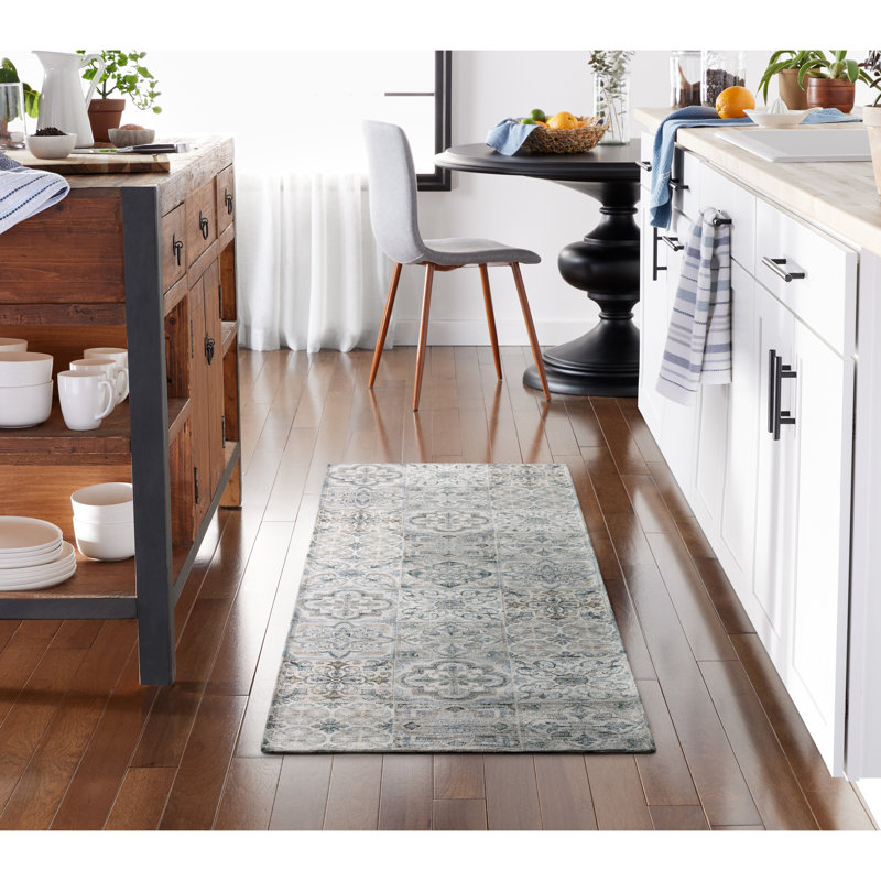 Tapis de cuisine discret Everwash Cove Modern Tiles, 24 po x 72 po, Grey Multi