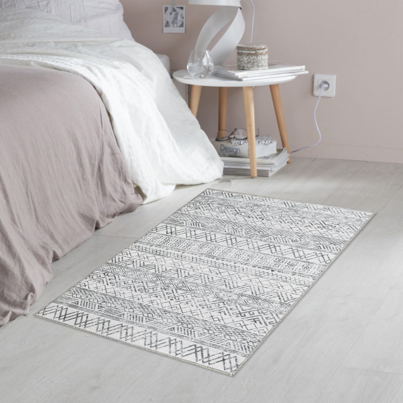 Kleper Washable Southwestern Indoor Rug, Rectangle 2' x 3'