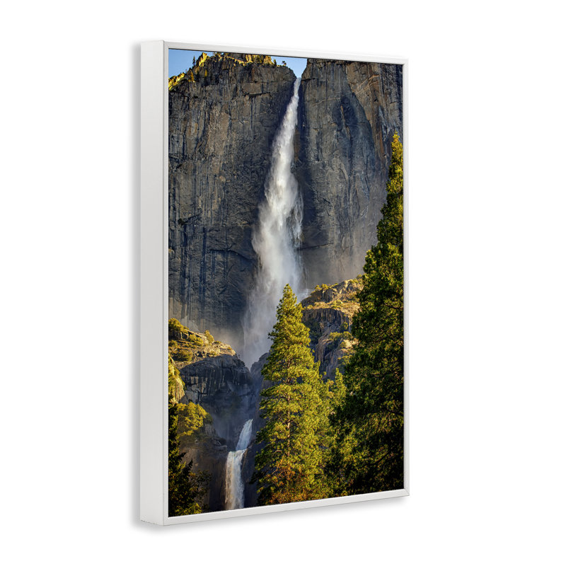 Chute d'eau entre les falaises, estampe numérique encadrée par Rick Berk, Estampe numérique encadrée blanc bord de mer