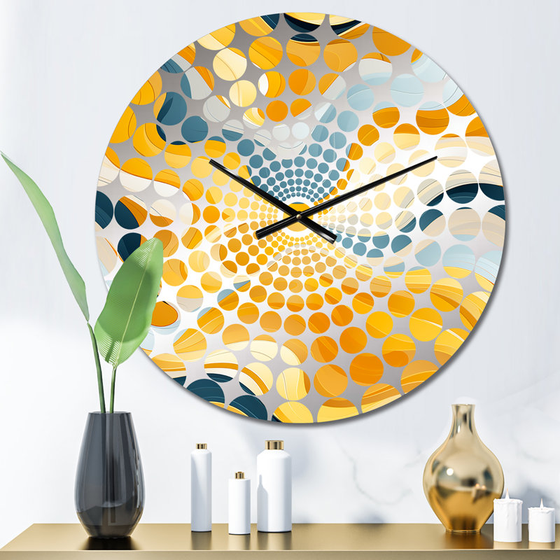 Horloge murale abstraite jaune et blanc Mid-Century Waves Fusion, Médium