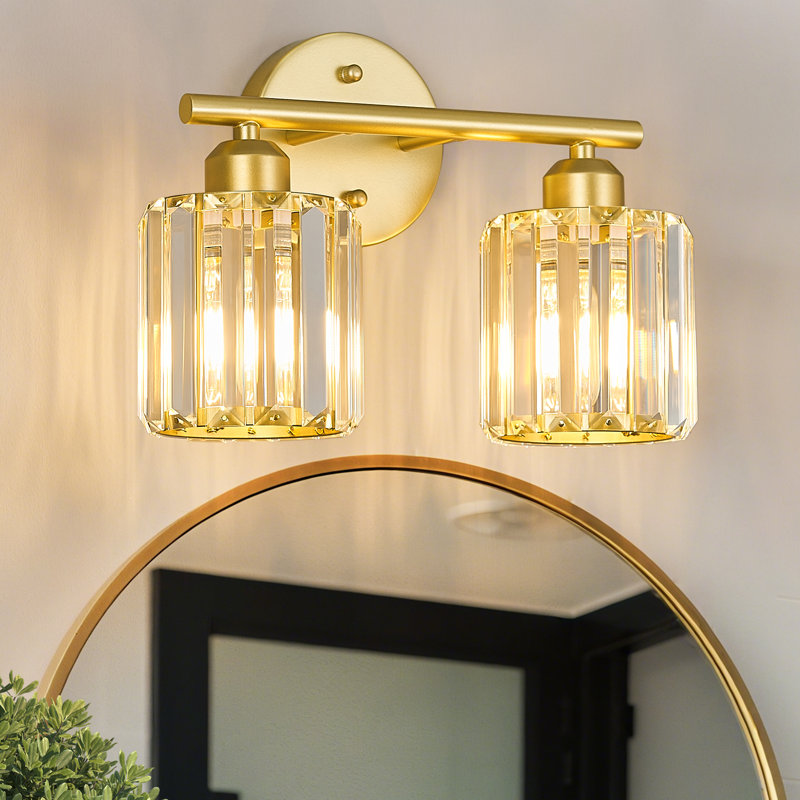 Applique murale verticale moderne à 2 lumières en cristal Kyneisha, à placer au-dessus du miroir de la coiffeuse ou du lavabo. Compatible avec les ampoules à intensité variable (ampoules non comprises).