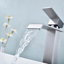 Robinet de lavabo de salle de bain à poignée simple avec bec cascade-115827480
