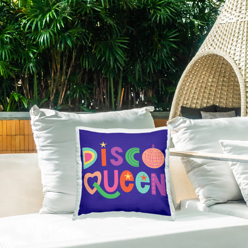 Coussin d'extérieur imprimé disco avec lettres rétro Design par Sazerelli Designs