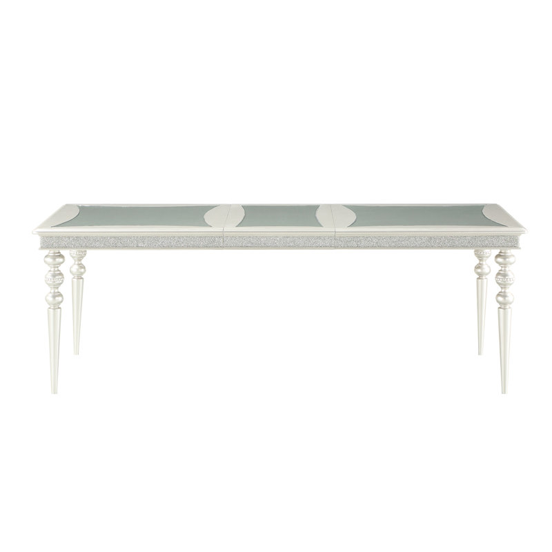 Table de salle à manger en platine avec fonction extensible. Rallonge de 20 po pour invités supplémentaires. Fabriquée en bois de peuplier et en composite. Gracieux strass en miroir embelli. Argent, table de 88 po x 40 po x 30 po.