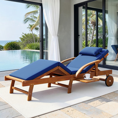 Chaise longue d'extérieur, dossier et repose-pieds réglables, bois massif, accoudoirs courbés, contemporain, bord de piscine