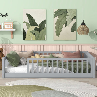 Lit simple au sol avec clôture sans porte, lit en bois d'hévéa avec garde-corps de sécurité, gris