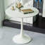 Table de salle à manger 31,5 "ronde blanche, table de salle à manger tulipe 2 à 4 personnes avec plateau en panneau de fibres à densité moyenne et base piédestal, table de bout Mid-Century