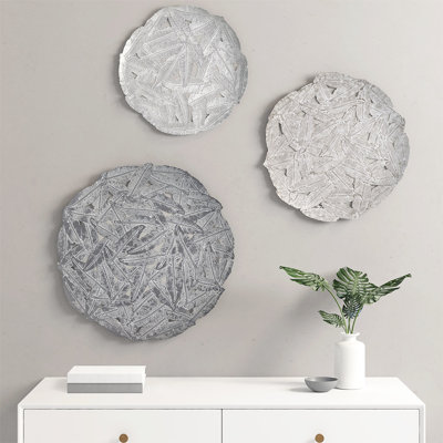 Décoration murale texturée en métal à plumes texturées en gris - 20 po, 17,25 po, 14,25 po, 3 po, intérieur, anneau de crochet, gris