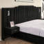 Structure de lit tapissier très grand avec tissu en velours-292450124