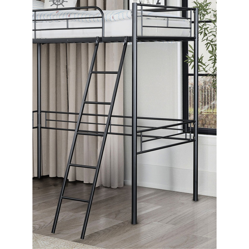 Lit mezzanine simple contemporain avec structure en métal noir et espace de rangement pour les meubles en angle ouvert sous la zone de bricolage