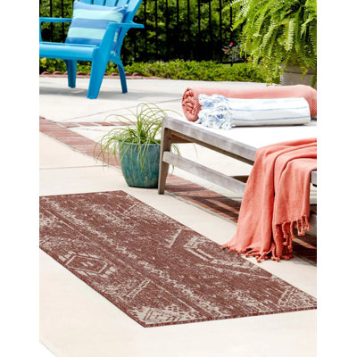 Tapis intérieur / extérieur rouge rouille en polypropylène tissé à la machine Loreen