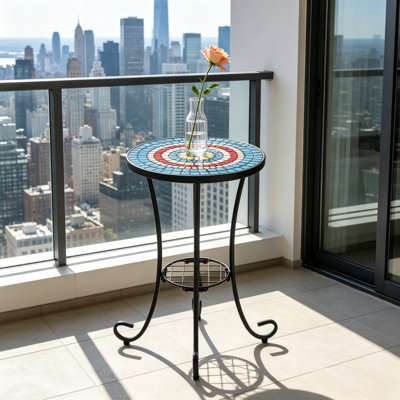 Table de bout ronde en mosaïque multicolore ronde, plateau en céramique florale brillante avec pieds en métal noir à volutes et tablette intérieure à deux niveaux