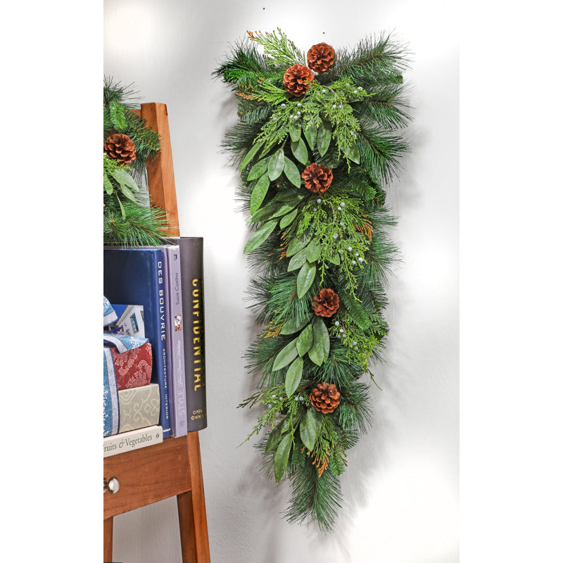 Ensemble de feuilles et de cônes en cèdre juniper