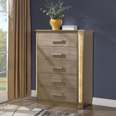 Commode en bois doré