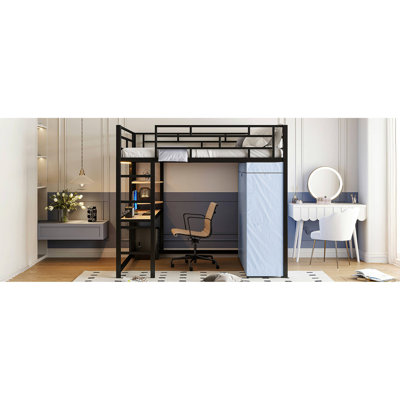 Lit mezzanine en métal noir avec bureau, tablettes, prise de courant, DEL et garde-robe. Optimisation de l'espace pour une petite chambre à coucher. Cadre. 77,4 po x 56,5 po, 66,5 po. Aucun matelas inclus. Assemblage requis Pleine grandeur