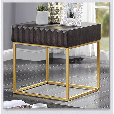 Table de bout de style contemporain avec tiroirs dissimulés, pieds en acier doré et finition noyer pour les espaces de vie modernes
