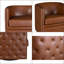 Fauteuil pivotant tonneau capitonné Capstone en similicuir brun riche avec têtes de clou bronze, structure en bois massif et entièrement assemblé